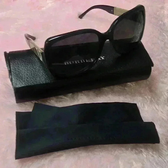 Women Burberry sunglasses no defects main image 5